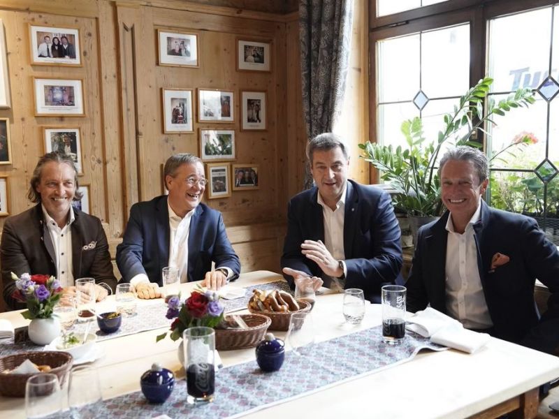 Kanzlerkandidat Armin Laschet und Ministerpraesident Dr. Markus Soeder mit den Wirten Michael und Thomas Foerster im Bratwurst Roeslein 4ce4cc95