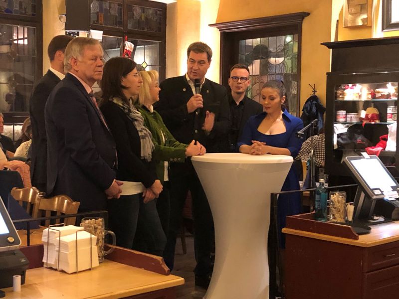 Der Bayerische Ministerpraesident Dr. Markus Soeder zu Gast im Bratwurst Roeslein 654668f2