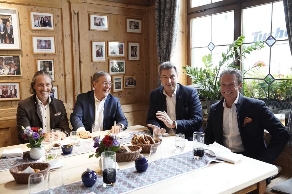 Kanzlerkandidat Armin Laschet und Ministerpraesident Dr. Markus Soeder mit den Wirten Michael und Thomas Foerster im Bratwurst Roeslein a0d032bb